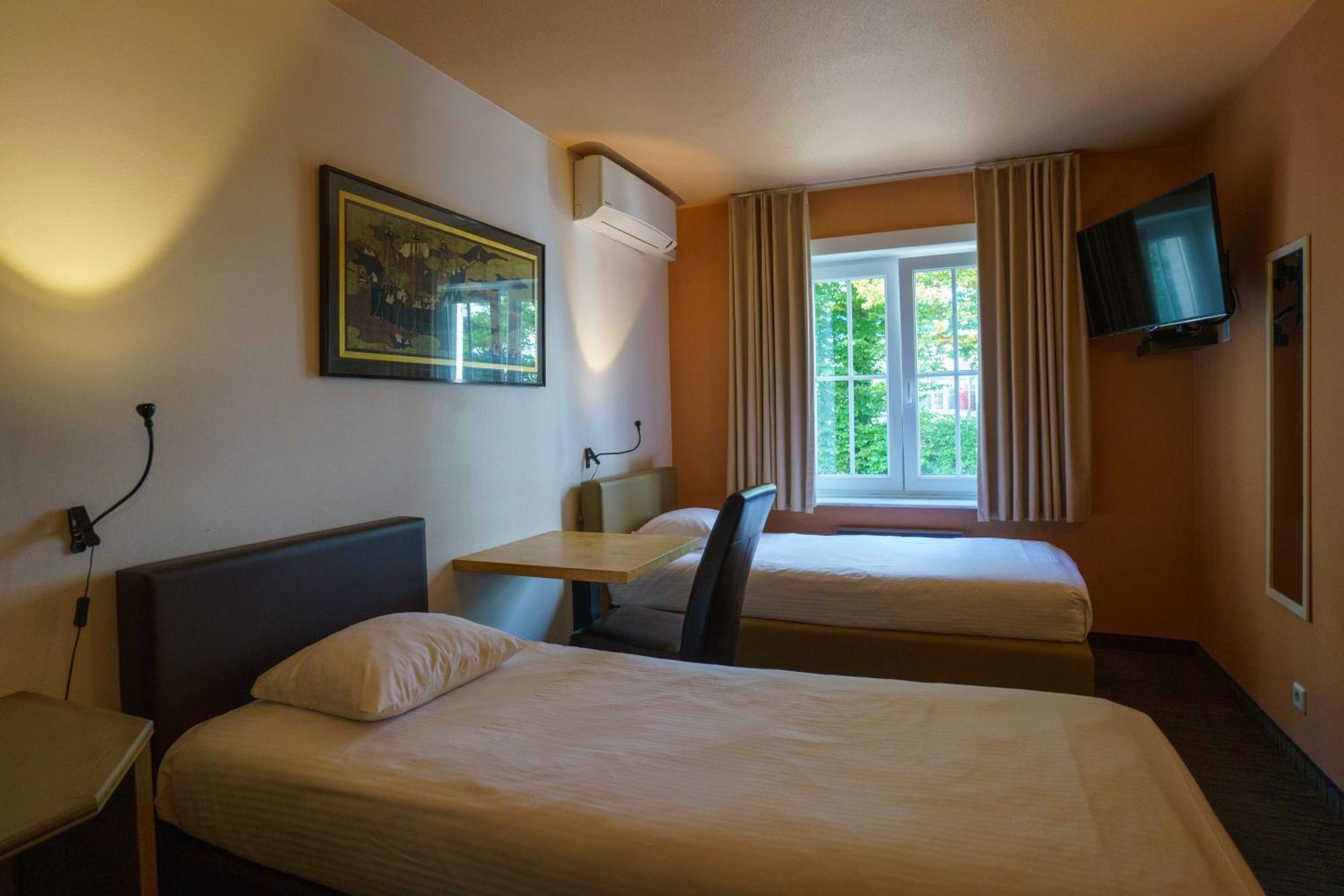 St-Janshof Hotel Waregem Bagian luar foto